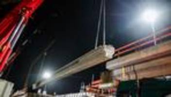 Modernes Bauverfahren: XXL-Fertigteile: Autobahnbrücke entsteht in Rekordtempo