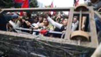 nepal: nepals ex-regierungschef nach tödlichen protesten festgenommen