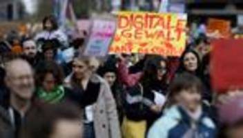 Sexualisierte Gewalt: Tausende demonstrieren in Köln gegen sexualisierte Gewalt