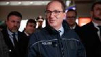 Überwachung: Dobrindt spricht sich für KI-Kameras an Bahnhöfen aus