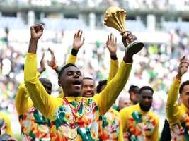 präsentation trotz aberkennung: senegal feiert pokal, der dem team gar nicht mehr gehört