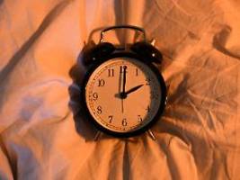 sommerzeit beginnt wieder: viele deutsche halten zeitumstellung für überflüssig