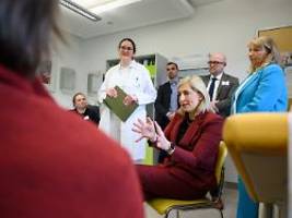 Teuerste Gesundheitsversorgung: Arbeitgeber fordern Ausgabenmoratorium für Krankenkassen