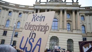 „No Kings“-Demo in Berlin – Hunderte protestieren gegen Donald Trump