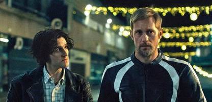 sm-kinodrama »pillion«: er mag es, dominiert zu werden – aber das reicht ihm bald nicht mehr