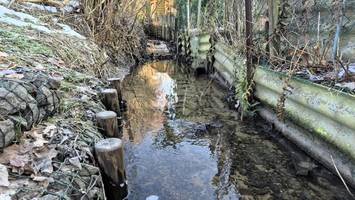 abriss wegen gewässerschutz? kleingärtner fürchten um ihre gebäude an bachlauf