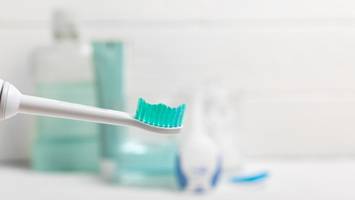 Schallzahnbürste oder elektrische Zahnbürste? Diese reinigt besser