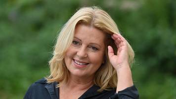 „Rosenheim-Cops“-Star Karin Thaler begeistert im weißen Hosenanzug