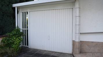 Gemeinde verlangt, dass Hausbesitzer nach 24 Jahren weißes Garagentor austauscht