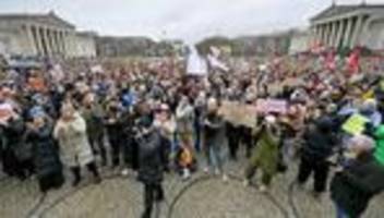 Collien Fernandes: Tausende demonstrieren in München gegen sexualisierte Gewalt