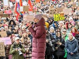 Demo gegen sexualisierte Gewalt: Tausende solidarisieren sich mit Collien Fernandes in München