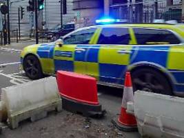 Einige Schwerverletzte: Auto rast in Fußgänger in England