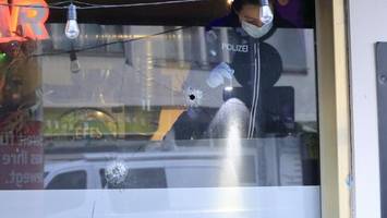 Schüsse aus Auto auf Café in Neukölln – Projektile durchschlagen Scheibe