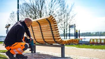 Elbblick garantiert: Stadt holt die Sitzbänke aus dem Winterquartier