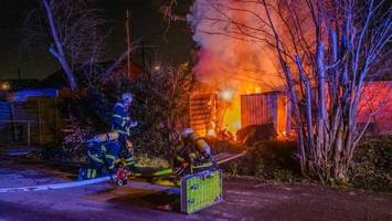 feuer im kleingartenverein: gartenhäuschen brennt lichterloh