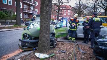 wegen alkohol am steuer? auto fährt am wiesendamm frontal in baum