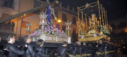 frauen nähen und putzen: bei der prozession dürfen sie aber nicht mitlaufen