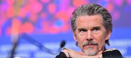 ethan hawke: „es war mir früher unangenehm, als hübscher junge zu gelten“