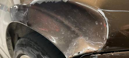 Auto angefahren und geflüchtet