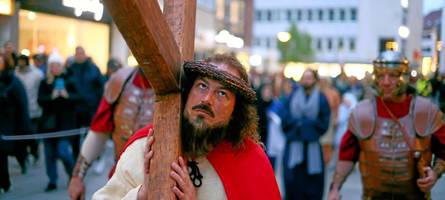 Tausende Zuschauer, hoher Aufwand: Der Kreuzweg zieht wieder durch Ulm und Neu-Ulm