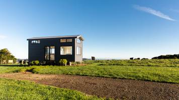 sidra (52) wollte immer in europa leben, jetzt wohnt sie im tiny house