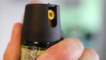 Angriff im Zug: Bedrohte Zugbegleiterin wehrt sich mit Spray