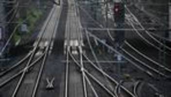 kriminalität: zug erfasst gegenstände – polizei warnt vor gleis-sabotage