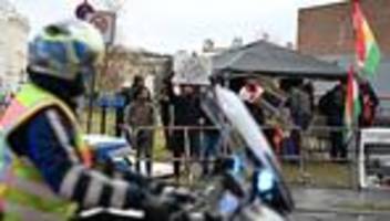 Treffen mit Kanzler Merz: Demos für und gegen syrischen Übergangspräsidenten