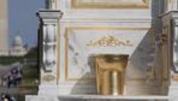 washington, d.c.: künstler protestieren mit goldener toilette gegen us-präsident trump