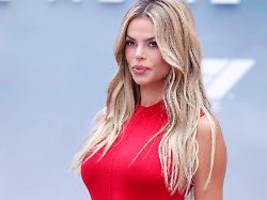 Kreis geschlossen: Brooks Nader schwärmt vom roten Baywatch-Badeanzug