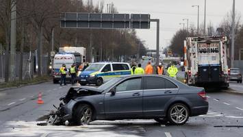 Kollision mit Müllfahrzeug in Berlin – Pkw-Fahrer lebensgefährlich verletzt