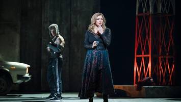 Anna Netrebko in der Staatsoper gefeiert – Protest vor dem Gebäude