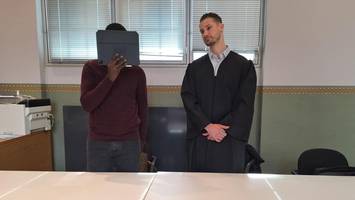 Er führte eine Beziehung mit einem Betrüger – und muss nun dafür bezahlen