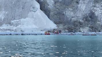 gefährliche wanderung auf rügen: ostsee-touristen sinken in kreideschlamm ein