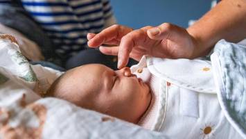 hamburger hebammen verzweifelt: berufsurkunde kostet plötzlich bis zu 600 euro