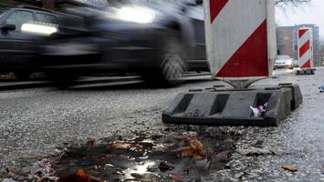 schlaglöcher bremsen verkehr: stadt verhängt tempo 30 auf maroder straße