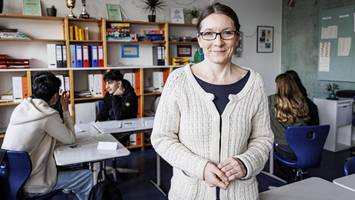 schulbehörde rudert bei social-media-verbot rolle zurück – begründung überrascht