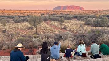 seltenes spektakel: wasserfälle stürzen vom heiligen berg australiens
