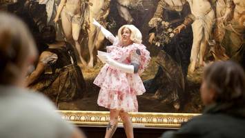 dragqueen-führung: ein ganz anderer blick auf meisterwerke in der kunsthalle