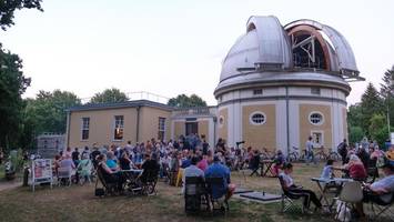 durch die teleskope der sternwarte planten und monde beobachten