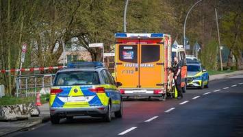 Leblose Person in Decke eingewickelt an einem Bahnhof in Hamburg entdeckt