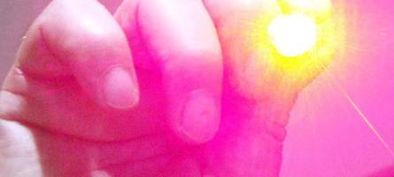 jugendliche verletzen mann mit laserpointer am auge