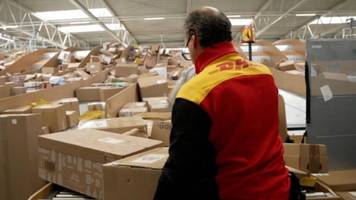 dhl-bote zeigt alltag: werde mit 70 noch pakete austragen