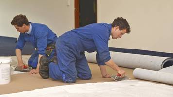 das ist unsere art, etwas zurückzugeben: expats-duo legt böden für leute, die es selbst nicht können