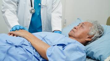 Frau kommt wegen Rückenschmerzen in die Notaufnahme – Arzt empfiehlt ihr Sterbehilfeprogramm