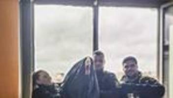 Tiere: Polizisten retten Schwan von Balkon