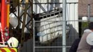 Tödlicher Unfall: Wasserbehälter fällt von Kran – Bauarbeiter tödlich verletzt