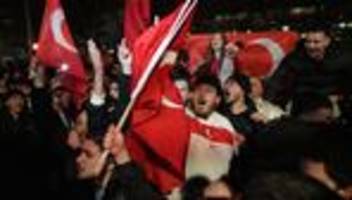 WM-Quali: Jubel auf Berlins Straßen nach Türkei-Sieg im Playoff-Finale