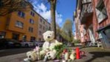 Zeugenaufruf: Messerangriff auf Sohn: Polizei sucht Videos vom Tattag