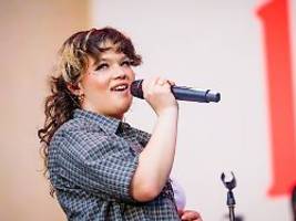 sängerin erlitt kollaps: lola young meldet sich nach suchttherapie zurück